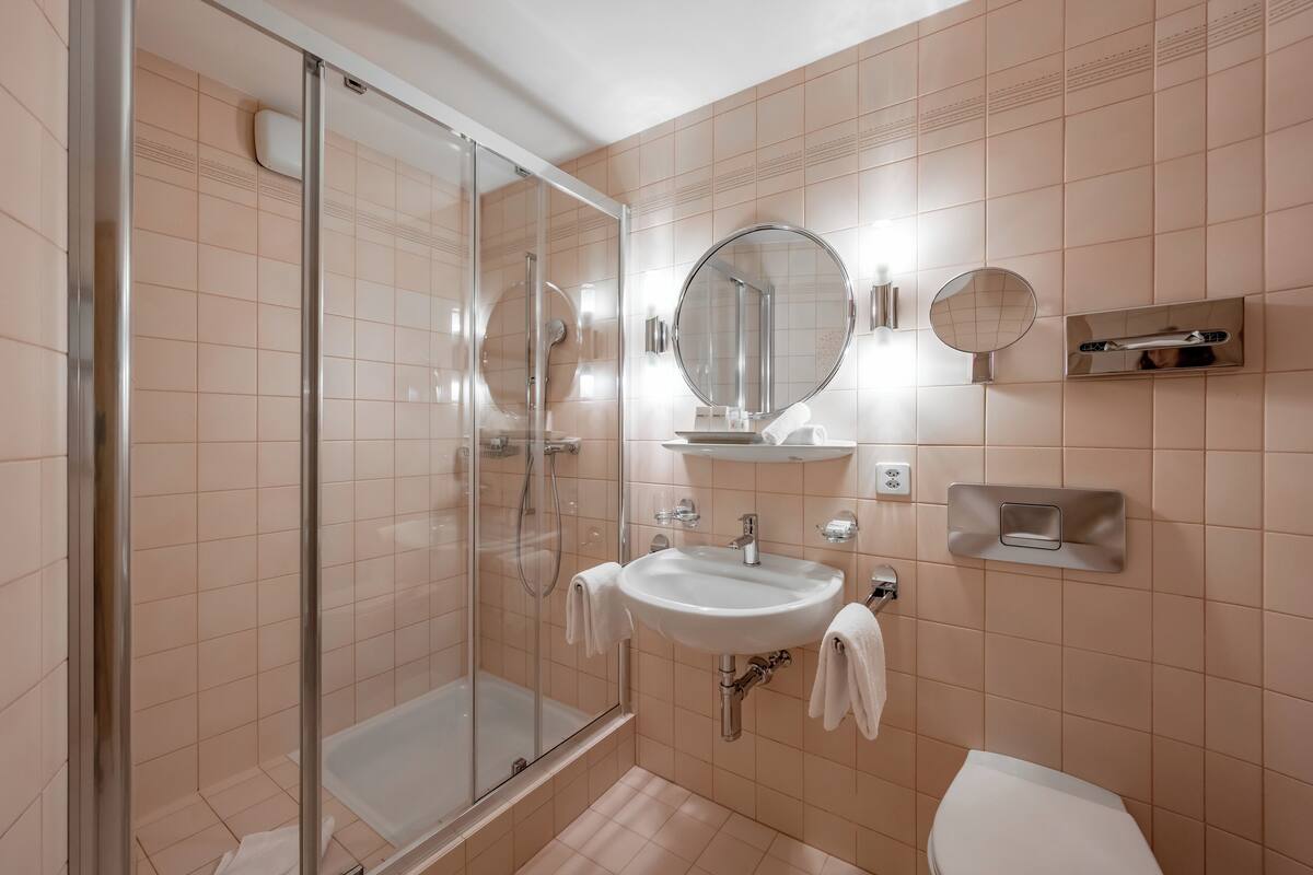 standard room | bathroom | free toiletries, hair dryer, bathrobes, slippers