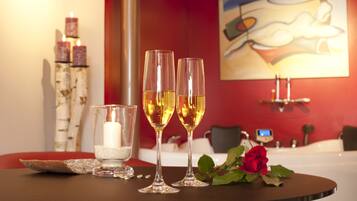 Double Room, Private Bathroom (Loveroom Geniesser) | In-room dining