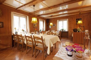 Breakfast, lunch and dinner served - Velohotel Hirschen (Ramsen)