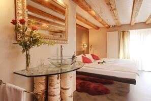 Chambre double, salle de bain privée (Loveroom Geniesser) | Lavabo de la salle de bain