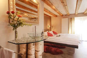 Doppelzimmer, eigenes Bad (Loveroom Geniesser) | Waschbecken im Bad