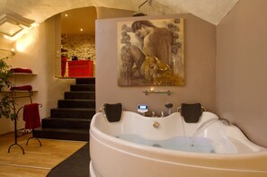 Habitación doble, baño privado (Loveroom Deluxe) | Tina de hidromasaje