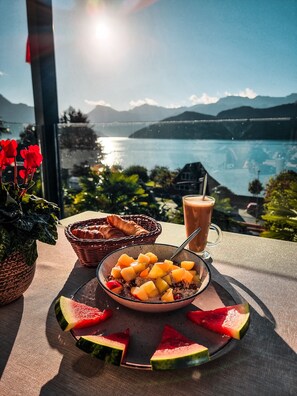 Café da manhã com buffet grátis todos os dias
