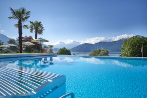 Piscina interna, piscina externa, funciona das 7h às 20h, guarda-sóis