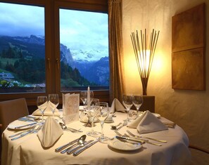 Frühstück, Mittagessen, italienische Küche, Blick auf den Garten 