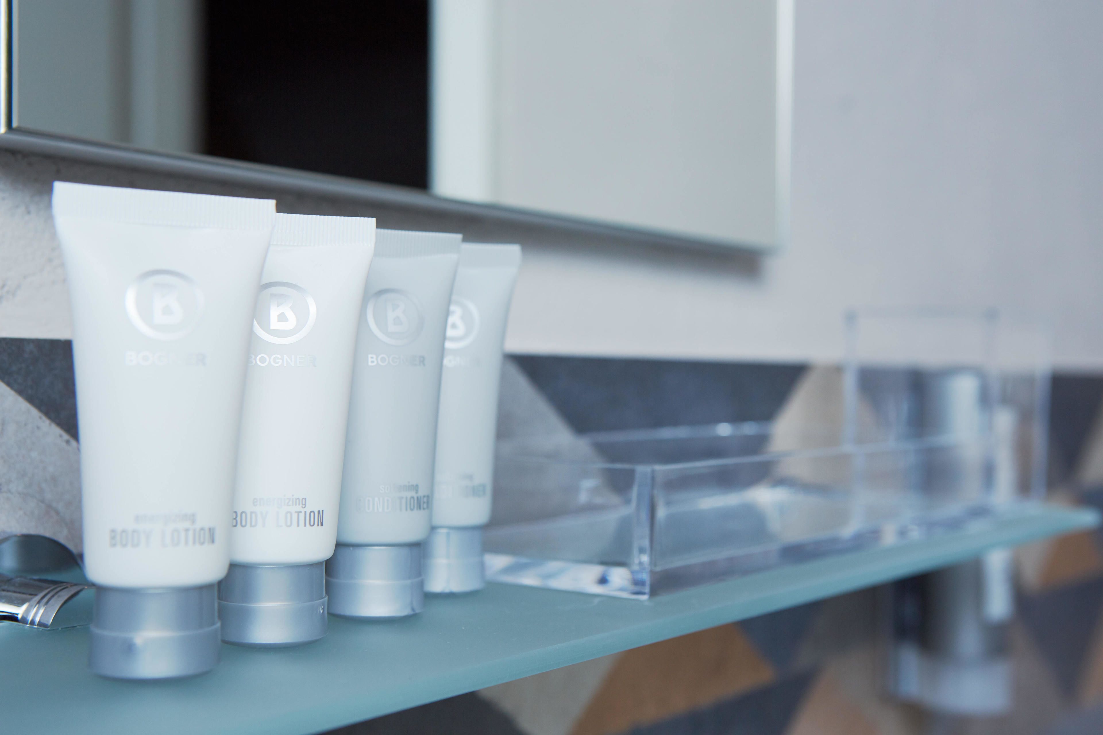 Une rangée de tubes de lotion pour le corps sur une étagère.