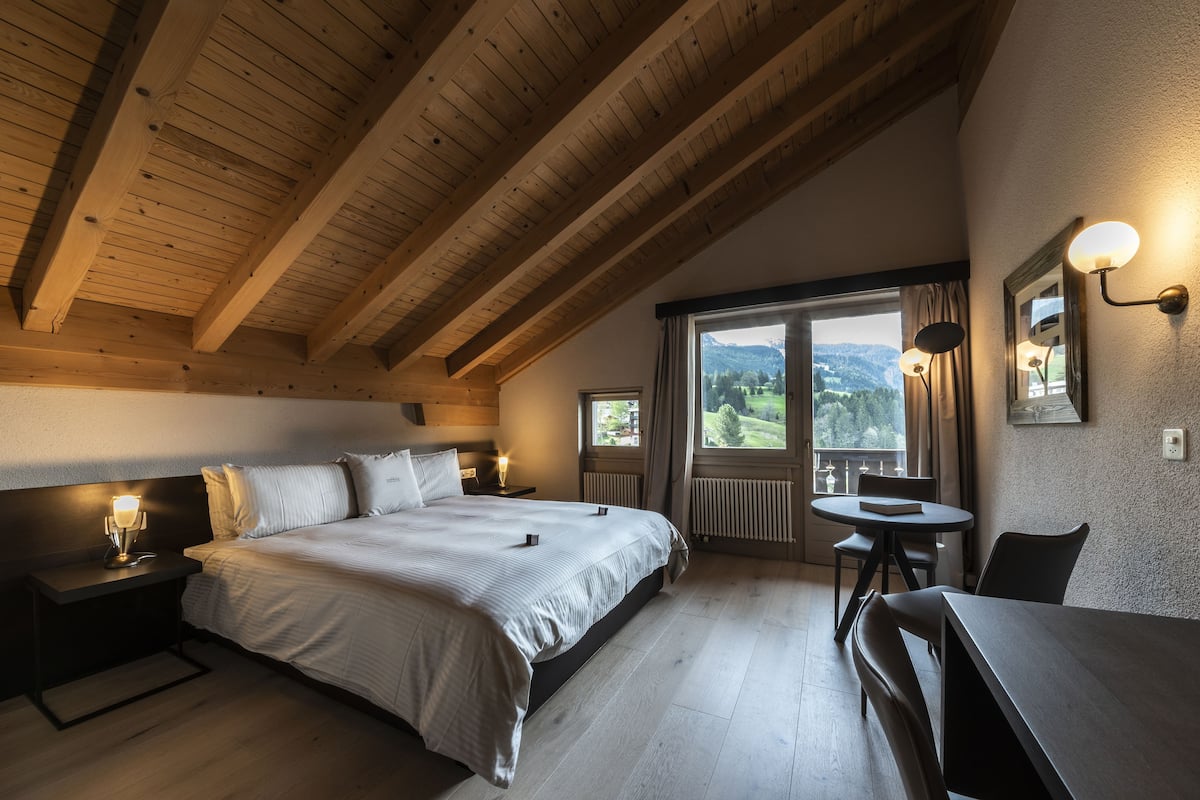 Superior Double Room, 1 King Bed, Balcony, Mountainside | Minibar, in-room safe, desk, blackout curtains