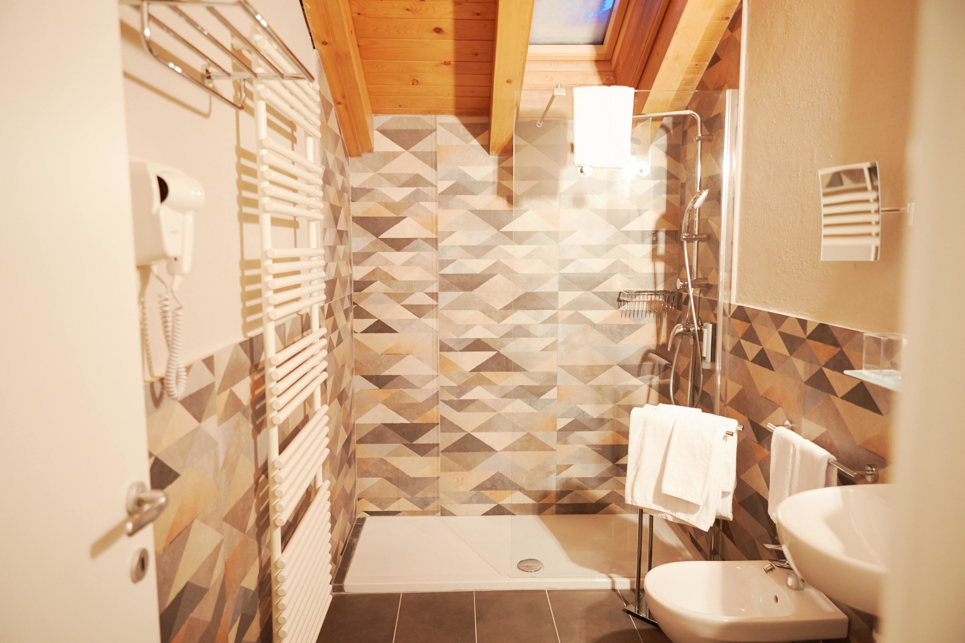Un baño moderno con ducha, inodoro y lavamanos.