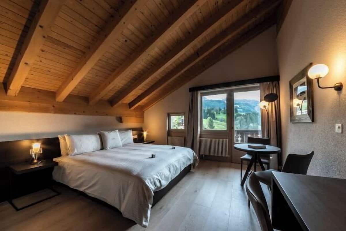 Een minibar, een kluis op de kamer, een bureau, verduisterende gordijnen