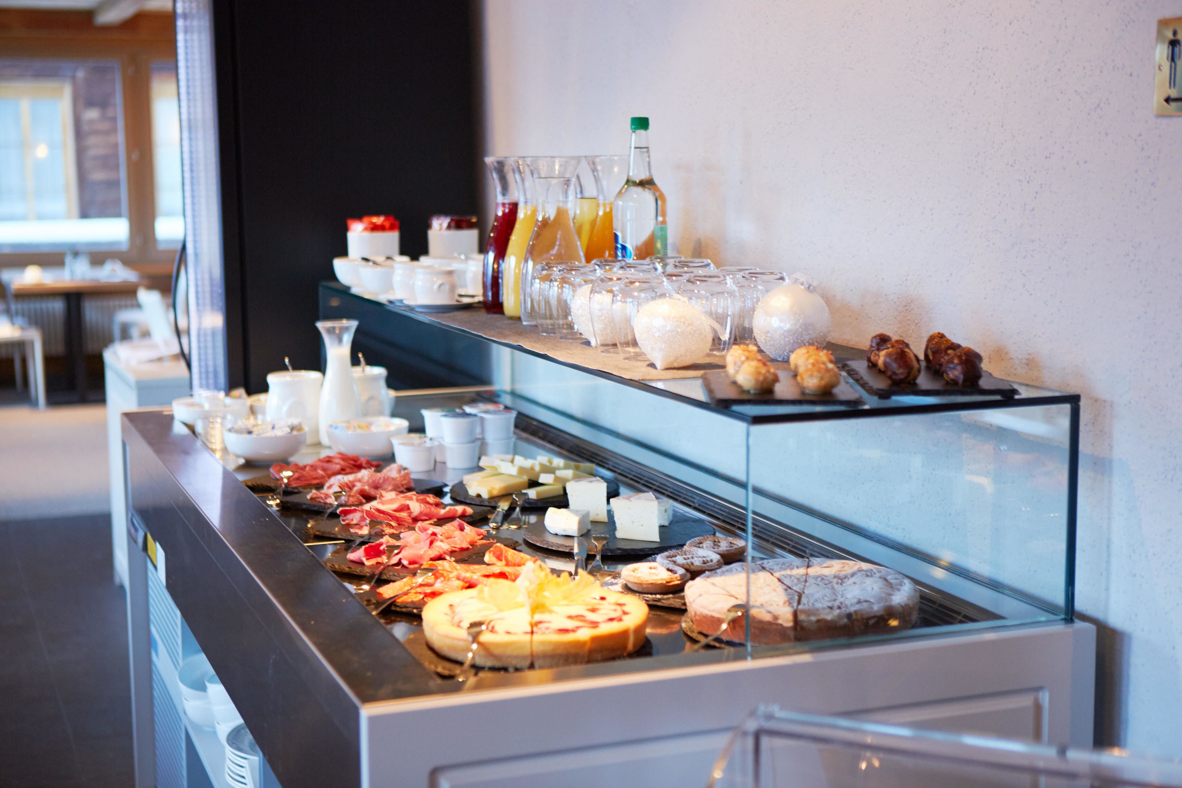 每日供应自助式早餐（每人 CHF 20）