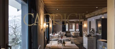 Frukost och lunch serveras, med utsikt mot trädgården