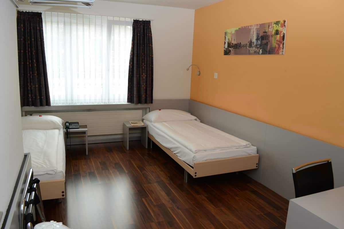 Camera Economy con 2 letti singoli | Biancheria da letto ipoallergenica, materassi Select Comfort
