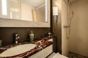 Economy Double Room | Bathroom