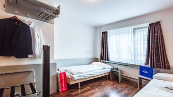 Economy-Zweibettzimmer | Allergikerbettwaren, Select-Comfort-Betten, individuell dekoriert