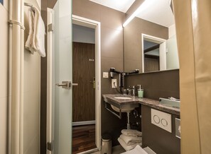 Shower, hair dryer, towels - Alexander Guesthouse (Zürich)