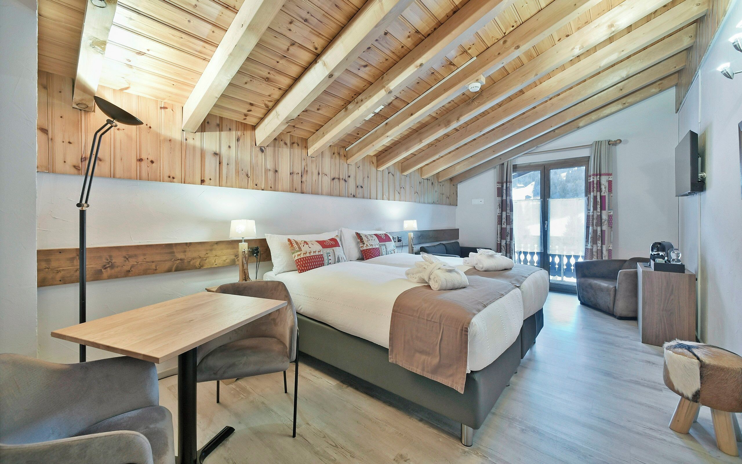 Suíte júnior | Cofres nos quartos, escrivaninha, Wi-Fi de cortesia