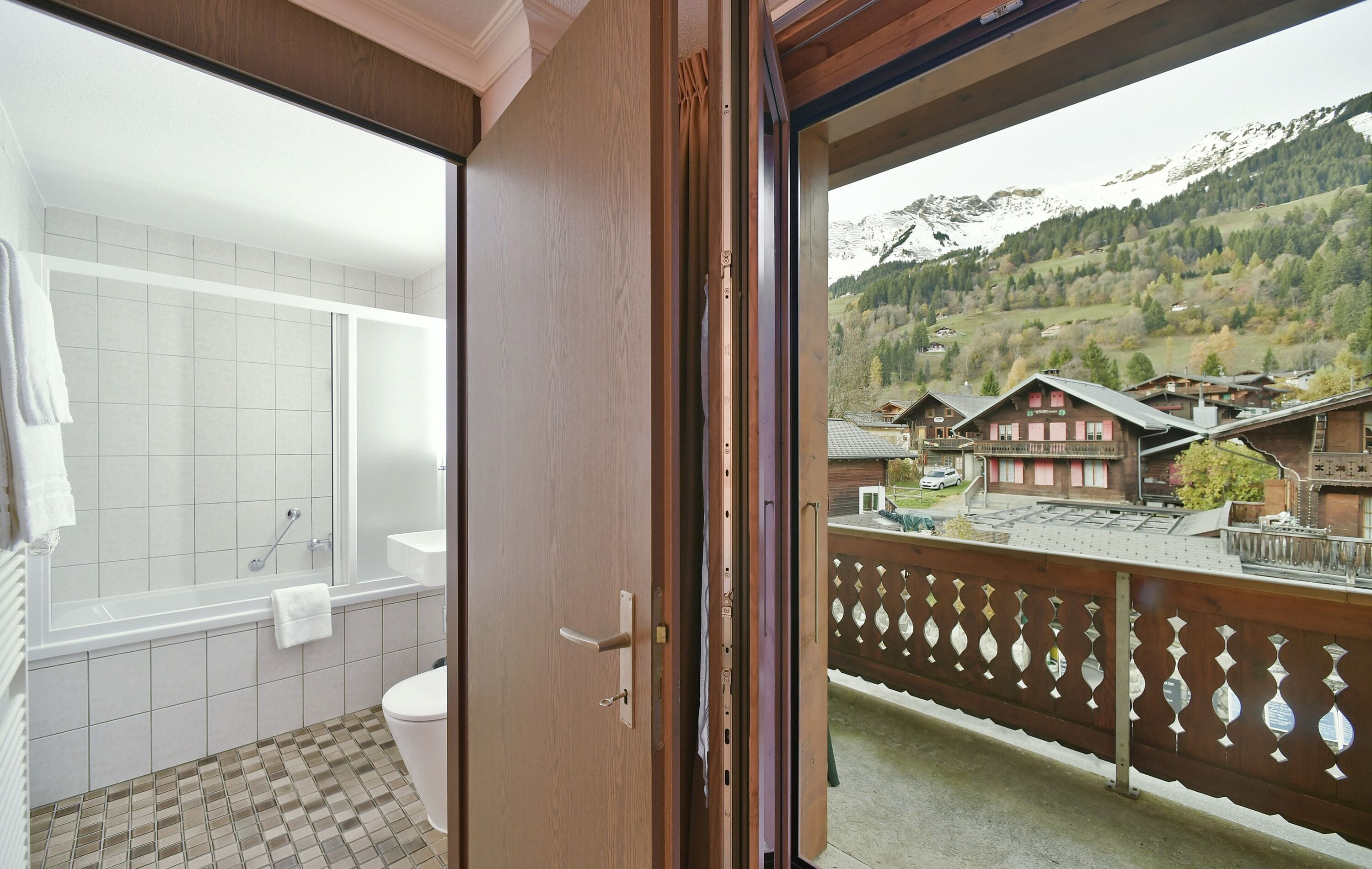 Superior-Dreibettzimmer, Balkon | Badezimmer | Dusche, Haartrockner, Handtücher