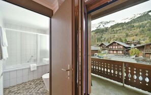 Quarto triplo superior, sacada | Banheiro | Chuveiro, secador de cabelo, toalhas de banho 