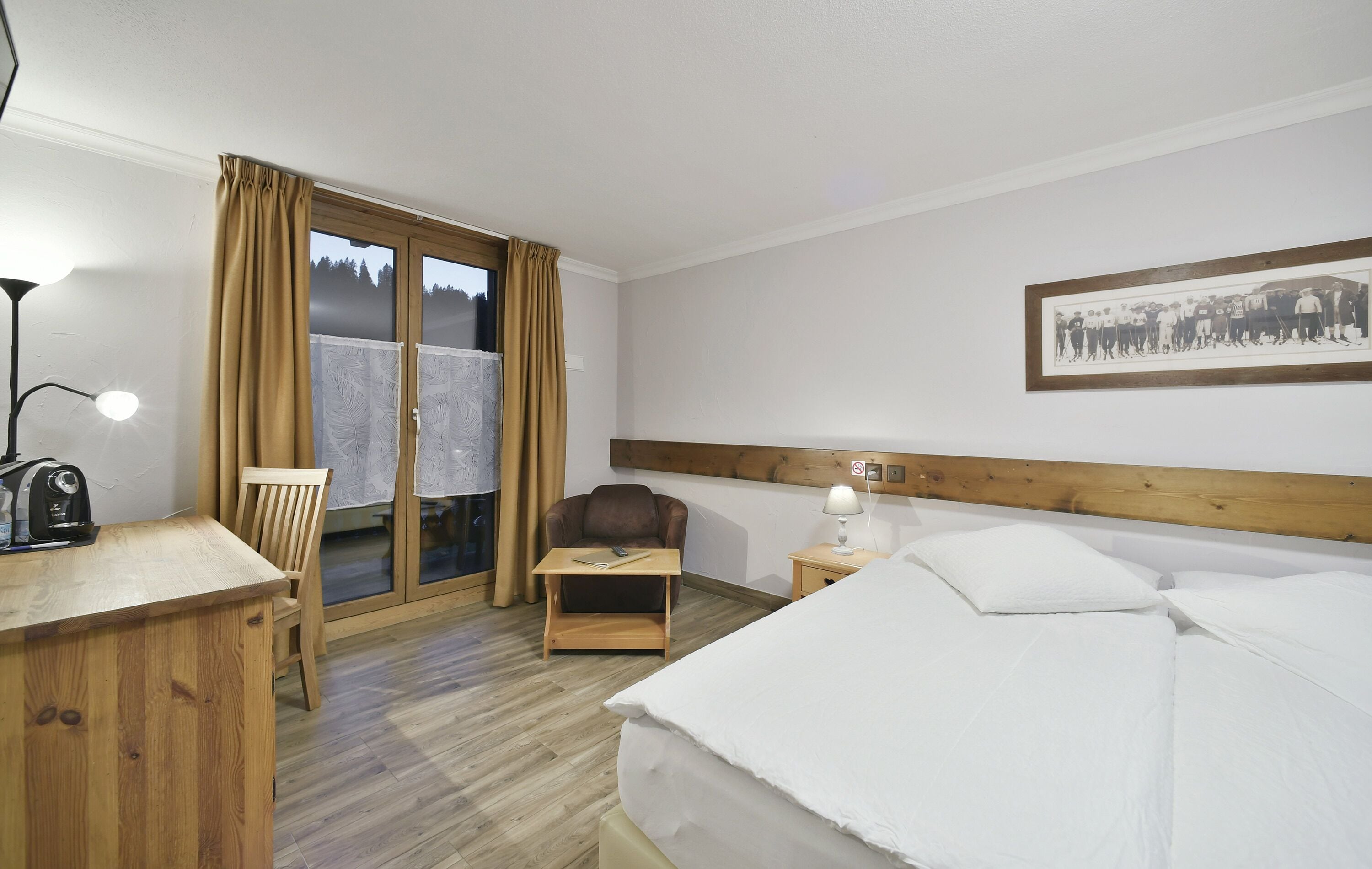 Quarto duplo superior, sacada | Cofres nos quartos, escrivaninha, Wi-Fi de cortesia