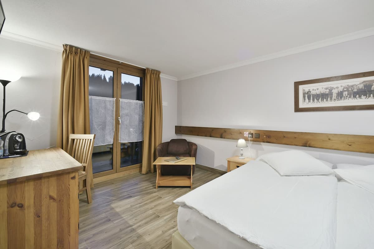 Habitación superior con 2 camas individuales, balcón | Caja de seguridad en la habitación, escritorio y wifi gratis