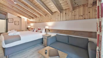Junior Suite | In-room safe, desk, free WiFi