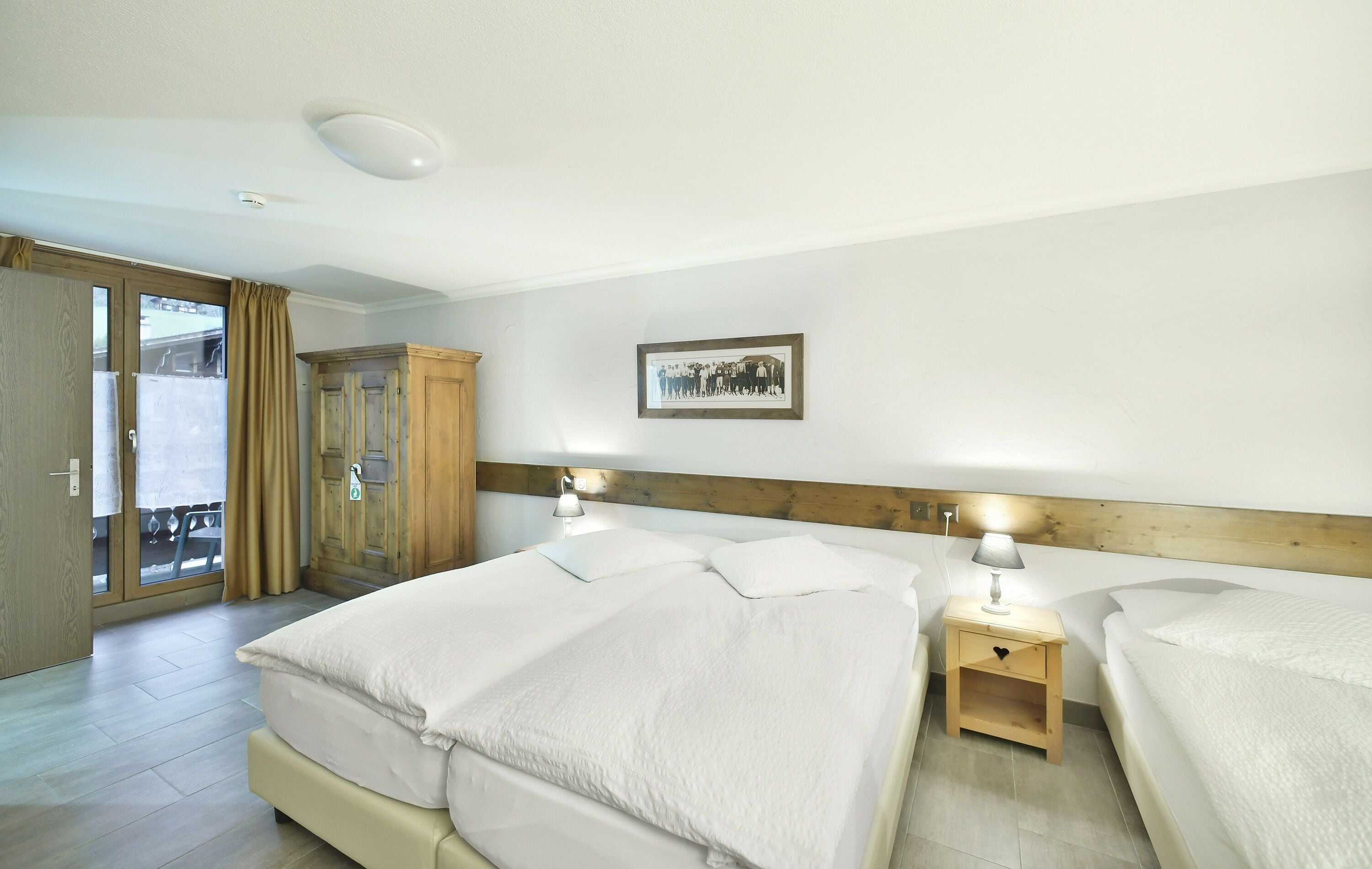 Quarto triplo superior, sacada | Cofres nos quartos, escrivaninha, Wi-Fi de cortesia