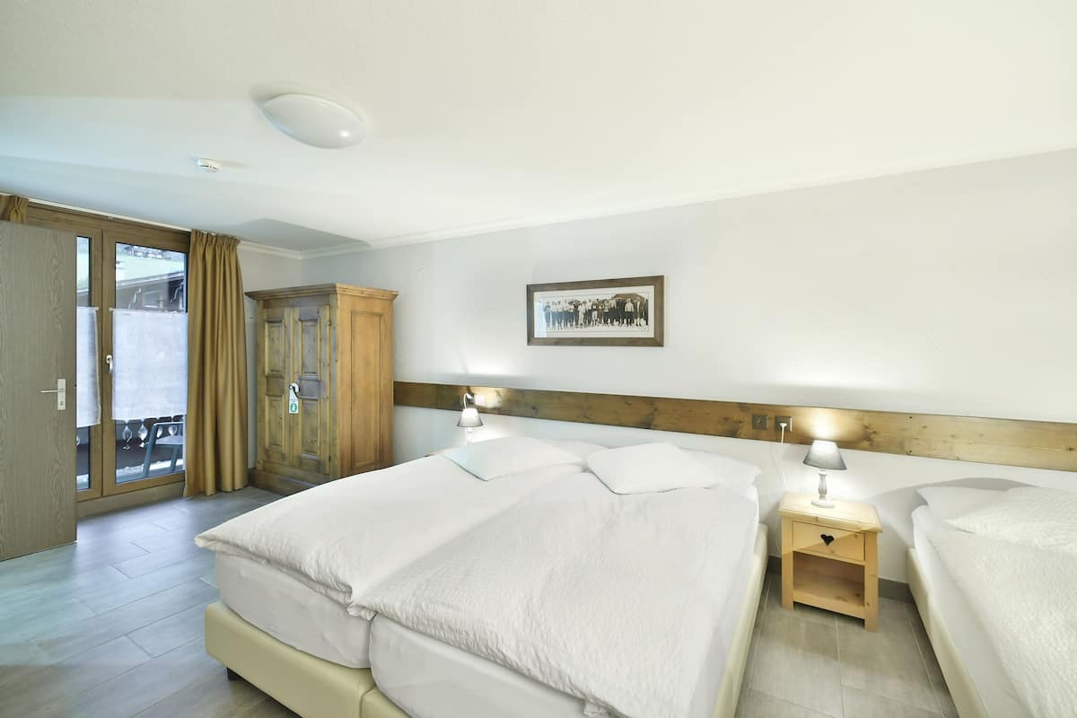 Habitación triple superior, balcón | Caja de seguridad en la habitación, escritorio y wifi gratis