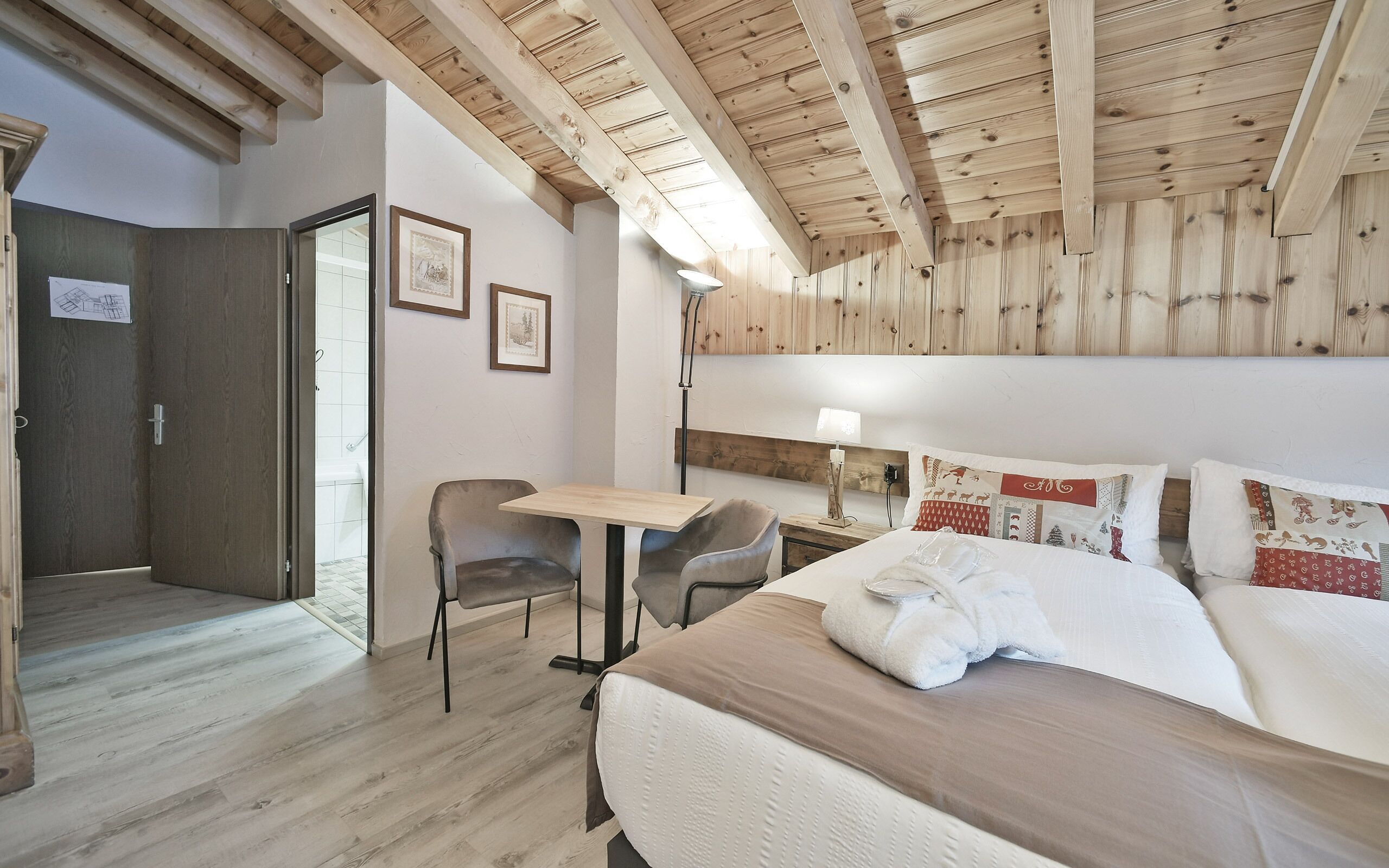 Suíte júnior | Cofres nos quartos, escrivaninha, Wi-Fi de cortesia