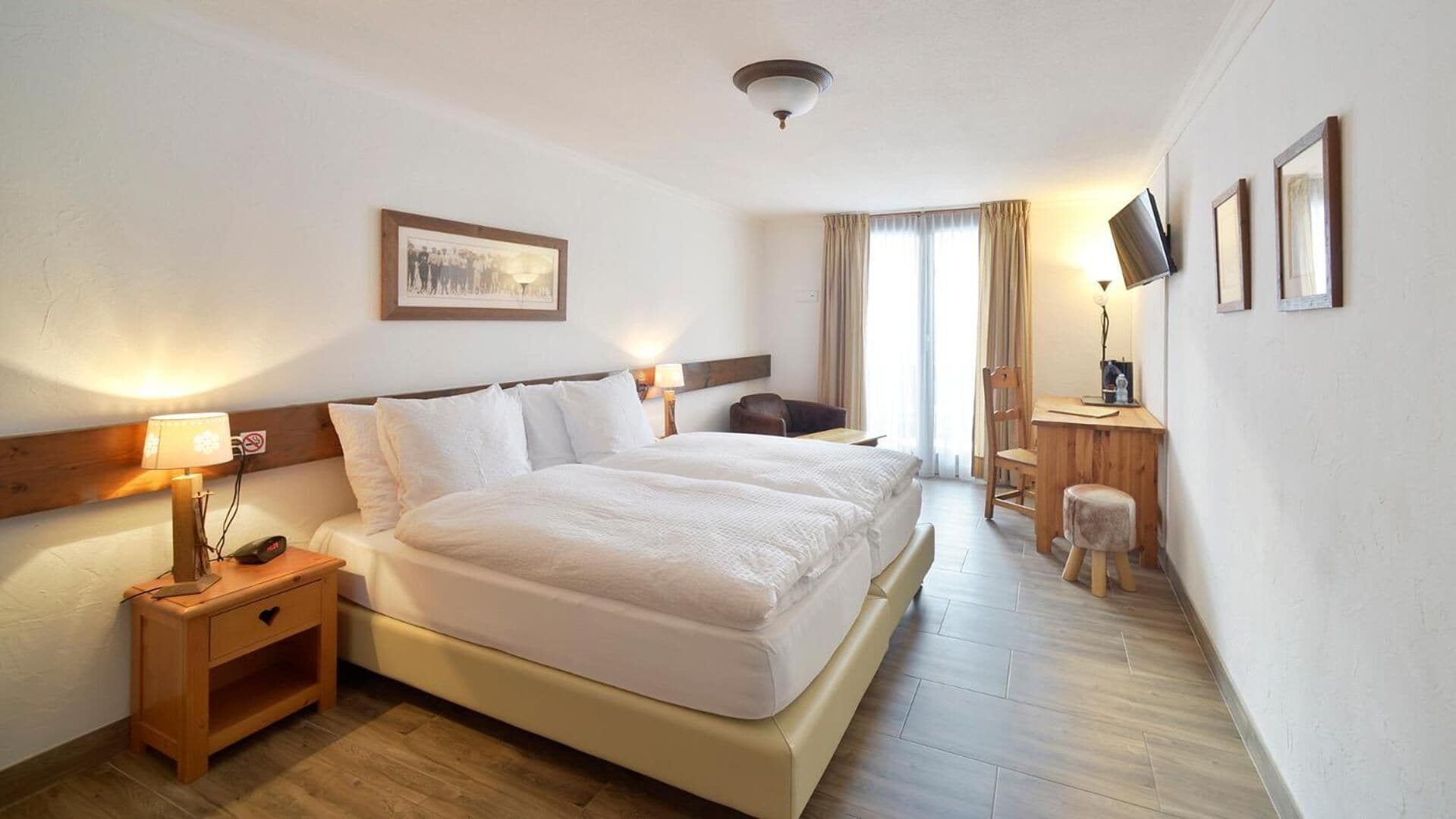 In-room safe, desk, free WiFi