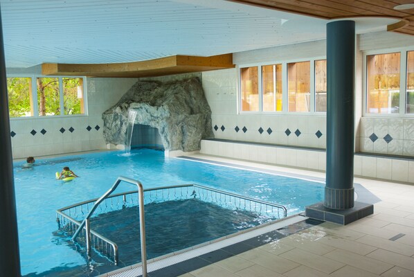 Indoor pool, outdoor pool, pool umbrellas, sun loungers - Hotel Simmenhof (Lenk)