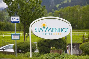 Property entrance - Hotel Simmenhof (Lenk)