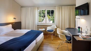 Schreibtisch, VerdunkelungsvorhÀnge, schallisolierte Zimmer