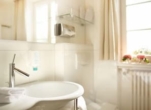 Máy sấy tóc, khăn tắm, xà phòng, dầu gội