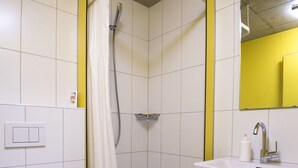 Ein Badezimmer mit Dusche, Toilette und Waschbecken.