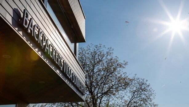 Ein Gebäude mit dem Schild "BACKPACKERS VILLA SUNNEFTO".