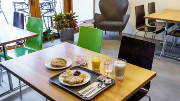 Tägliches inbegriffenes kontinentales Frühstück