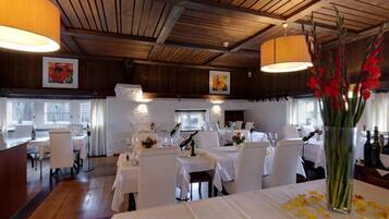 2 restaurantes; se sirve cocina regional