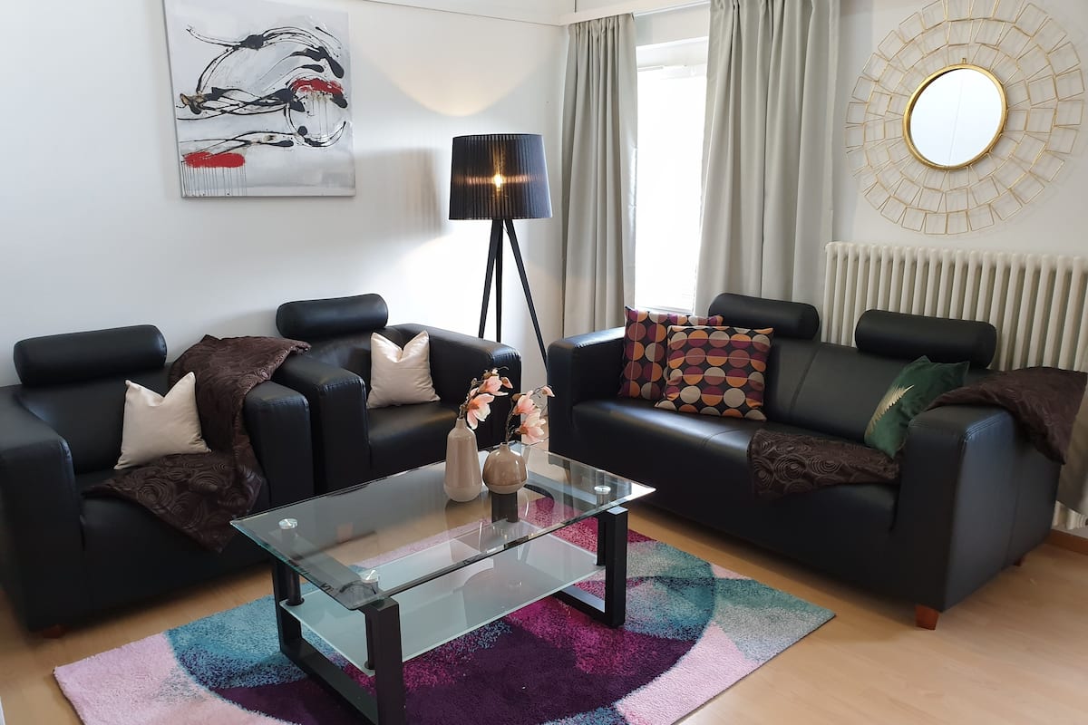 Dúplex estándar | Área de sala de estar | Televisión de pantalla plana