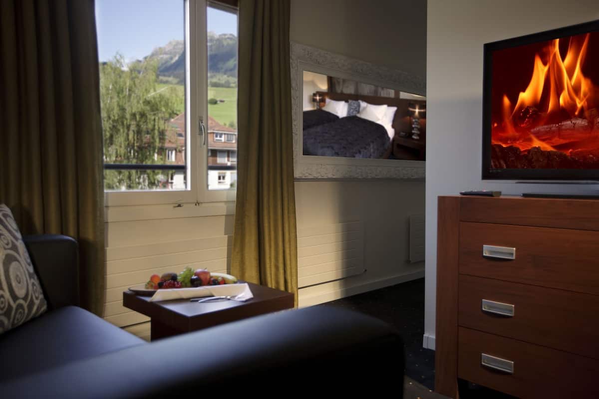 Habitación superior | Ropa de cama hipoalergénica y caja de seguridad en la habitación