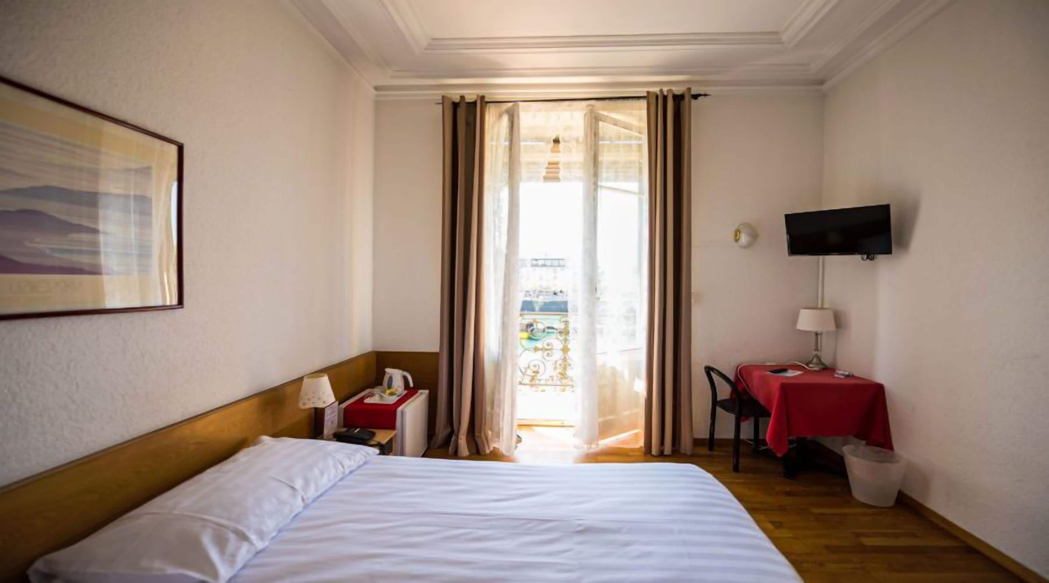 in-room safe, individually decorated, individually furnished, desk