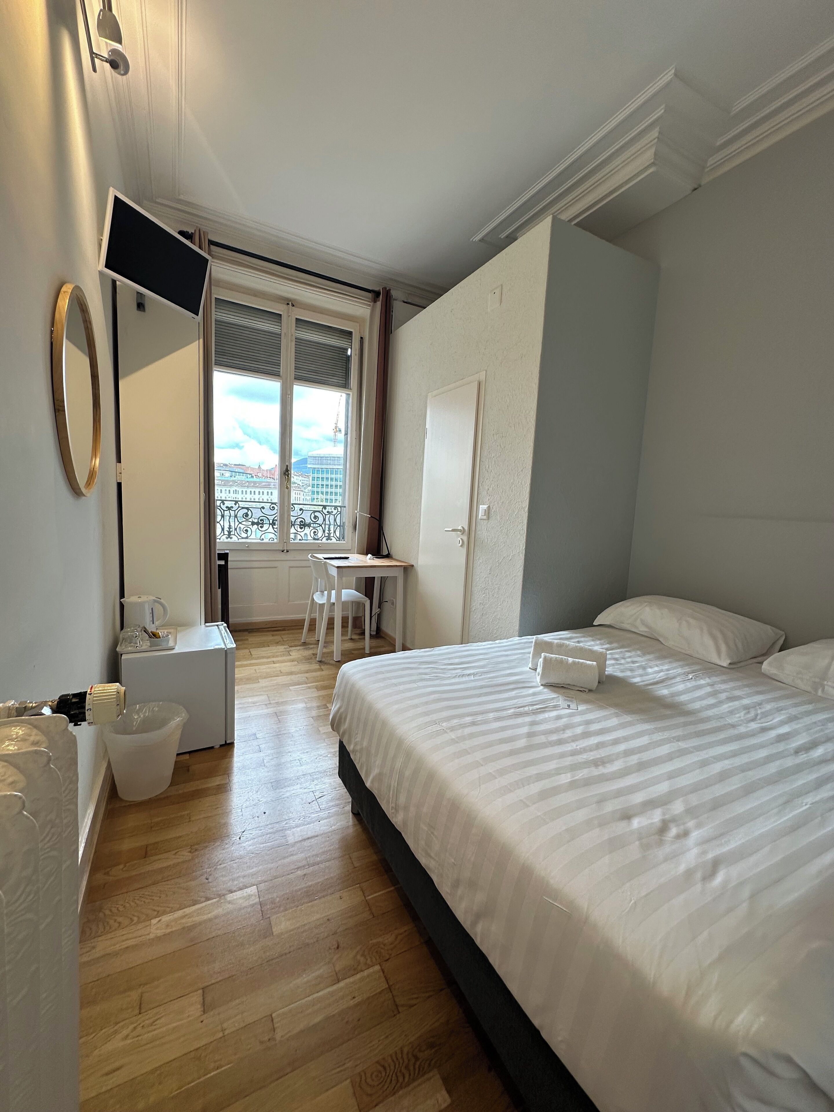 خزنة داخل الغرفة وبديكورات فريدة لكل غرفة وطراز فريد لكل وحدة