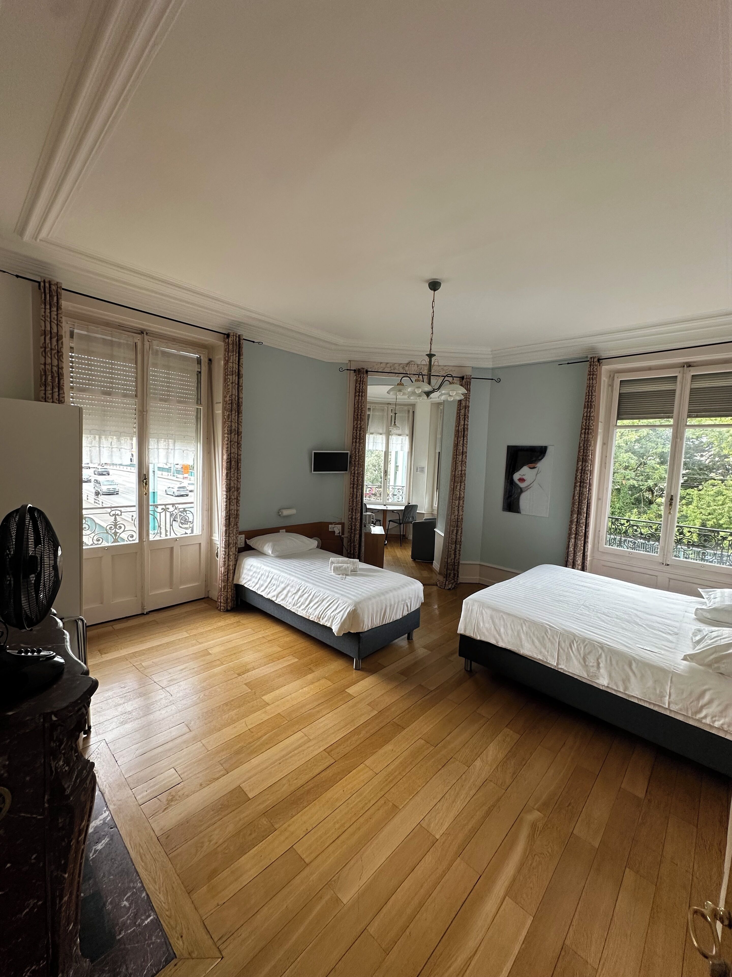 خزنة داخل الغرفة وبديكورات فريدة لكل غرفة وطراز فريد لكل وحدة