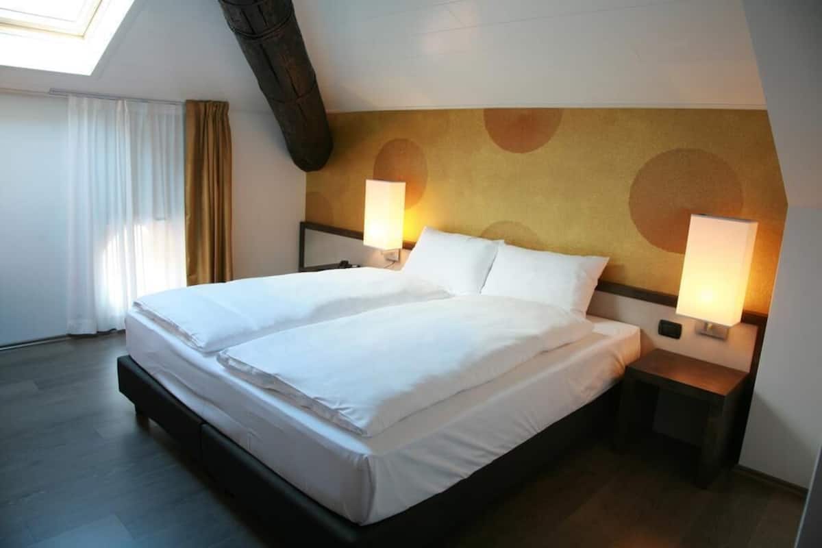 Hypo-allergenic bedding, in-room safe, desk, blackout curtains