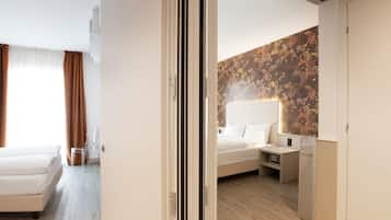 Habitación doble económica | Ropa de cama hipoalergénica y caja de seguridad en la habitación