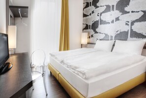 Hypo-allergenic bedding, in-room safe, desk, blackout curtains