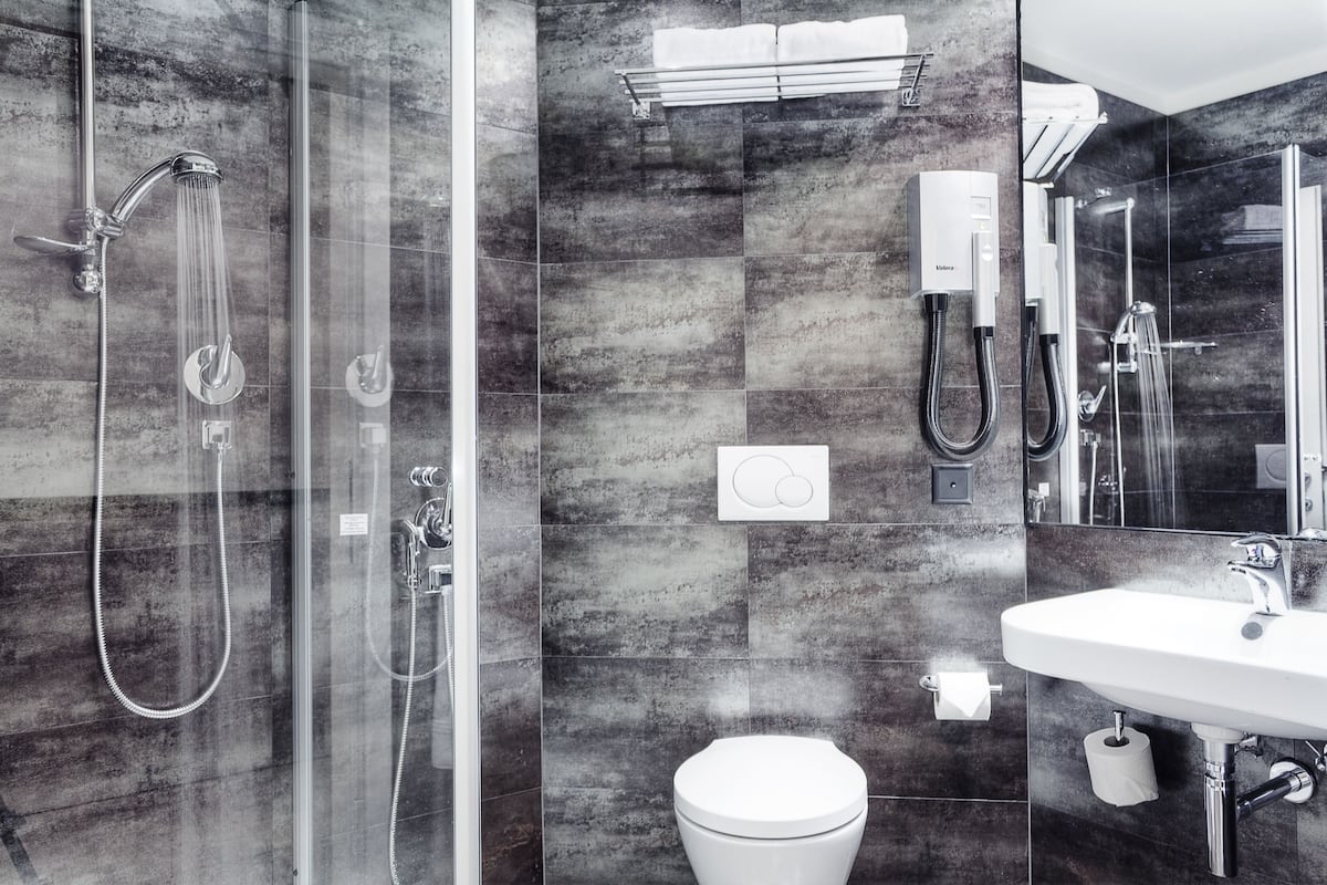 deluxe suite | bathroom | shower, eco-friendly toiletries, hair dryer, towels