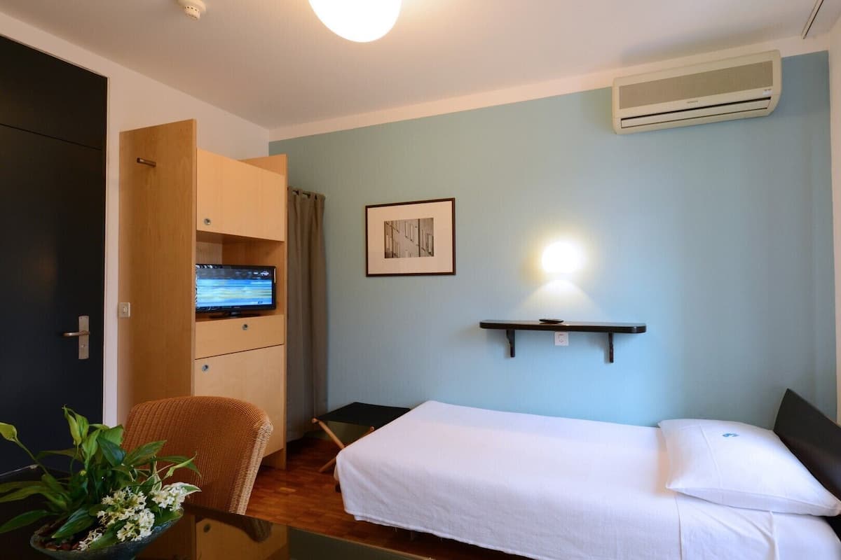 Chambre Simple Classique | Literie hypoallergénique, décoration personnalisée