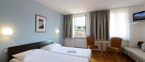 Classic-Dreibettzimmer | Allergikerbettwaren, individuell dekoriert, individuell eingerichtet