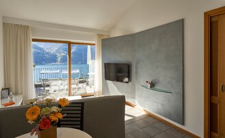 Suite panoramica, terrazzo, vista lago | Biancheria da letto ipoallergenica, copriletto in piuma