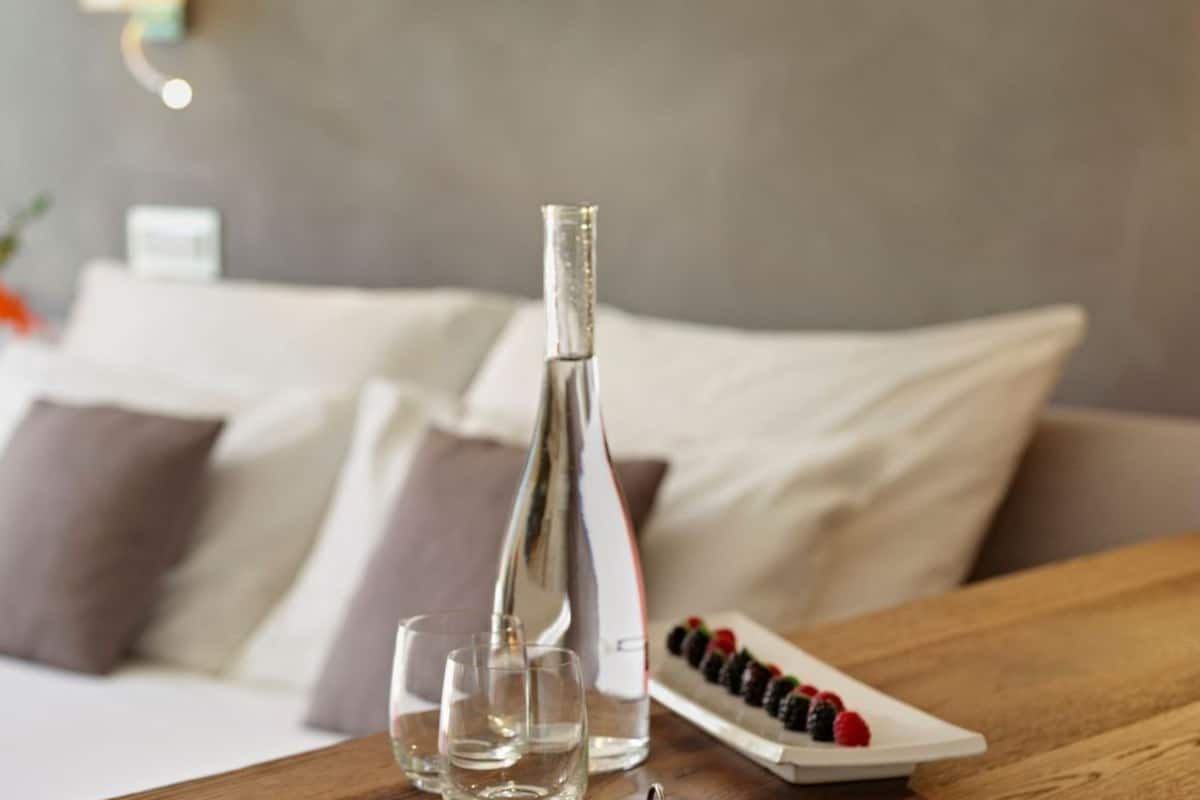 junior suite, partial lake view | hypo-allergenic bedding, down duvets, in-room safe